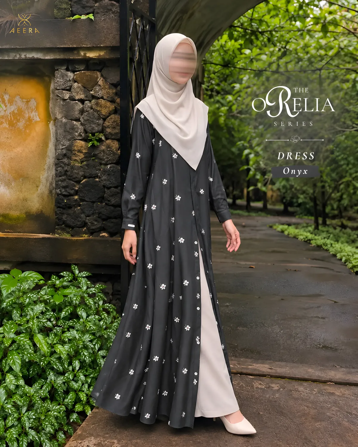 Model memakai gaun Orelia seri Onyx di luar ruangan