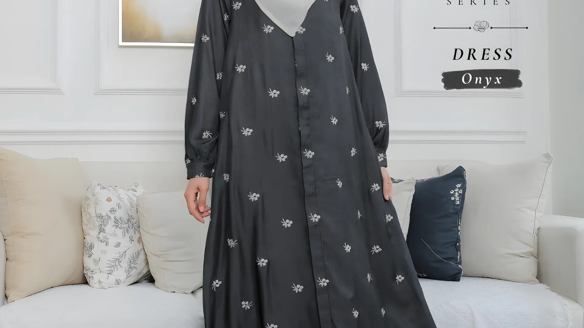 Model memakai gaun Orelia seri Onyx